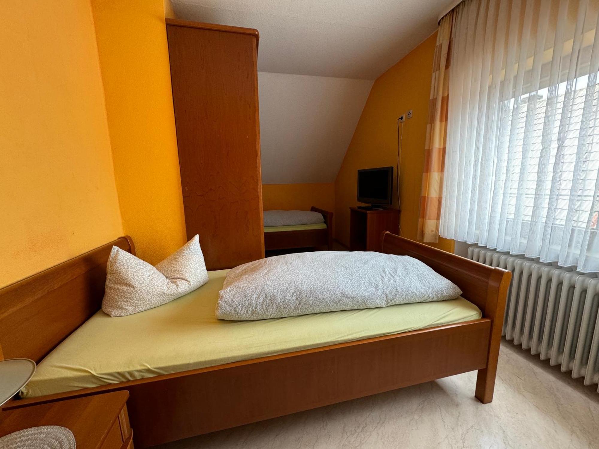 Zur Goldenen Krone Pension Stadtallendorf Zewnętrze zdjęcie
